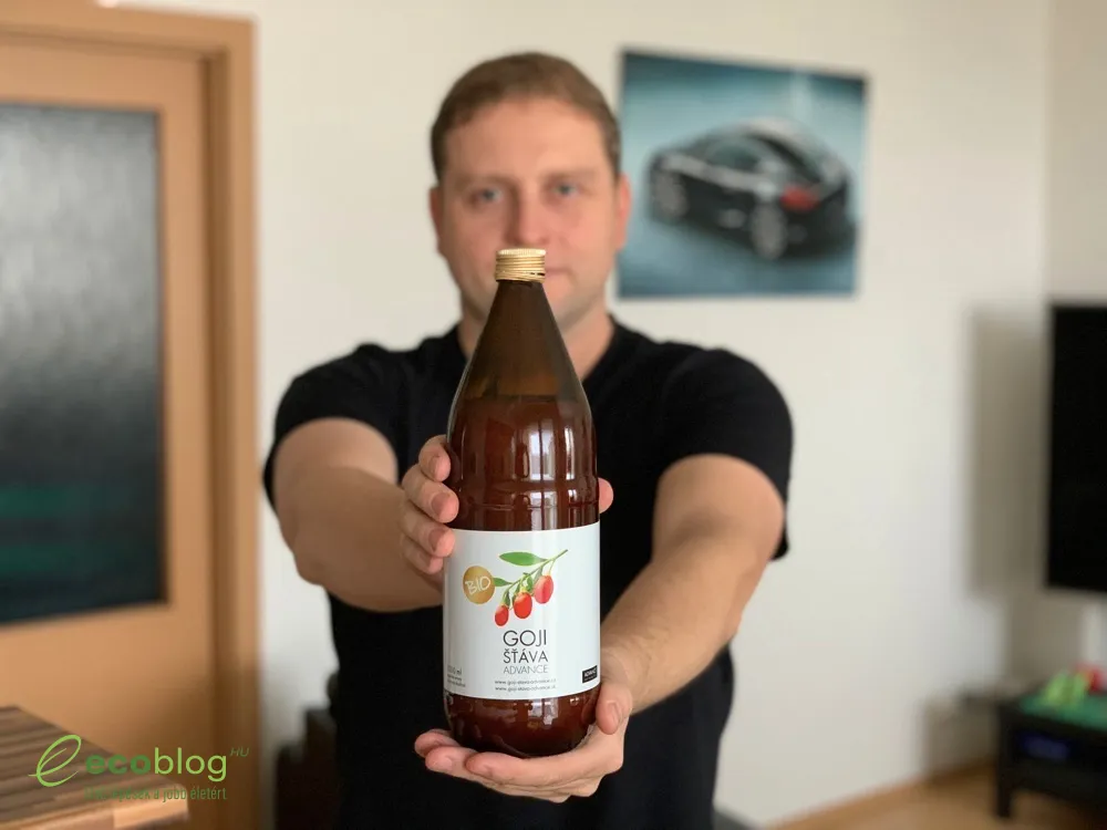 A Goji gyümölcslé vízzel elkeverve, fogyasztásra készen