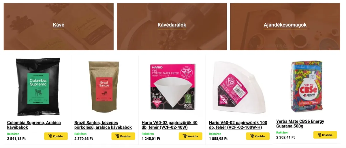Termékek a kosárban a Gourmet kávé pénztára előtt