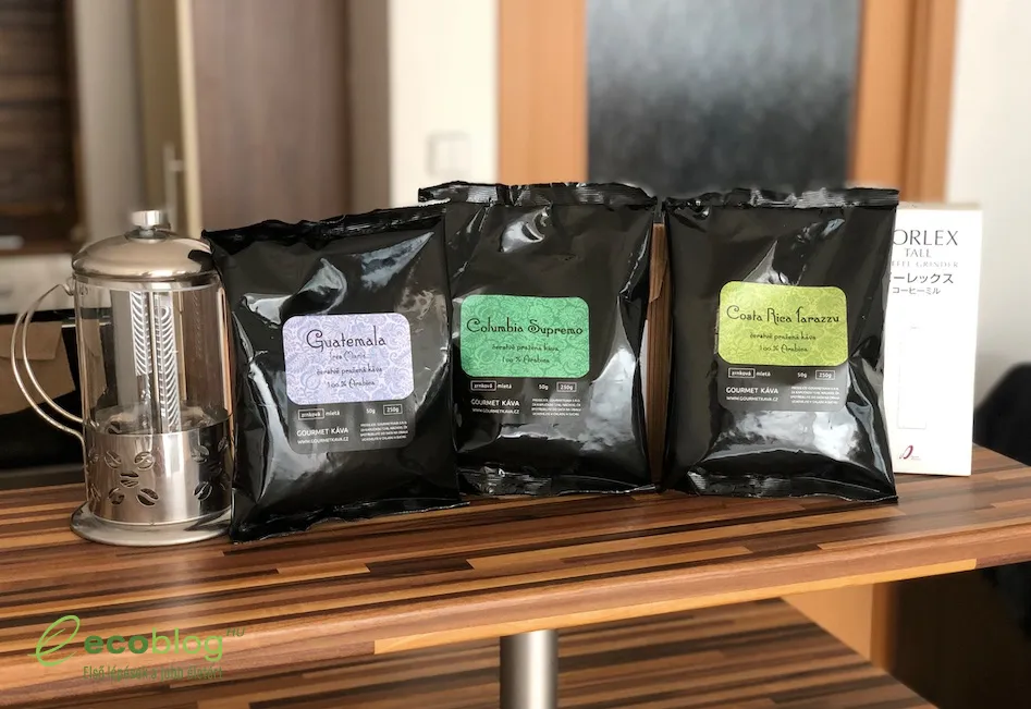 A Gourmet kávé rendelés tartalma: három csomag kávé, kávédaráló és french press
