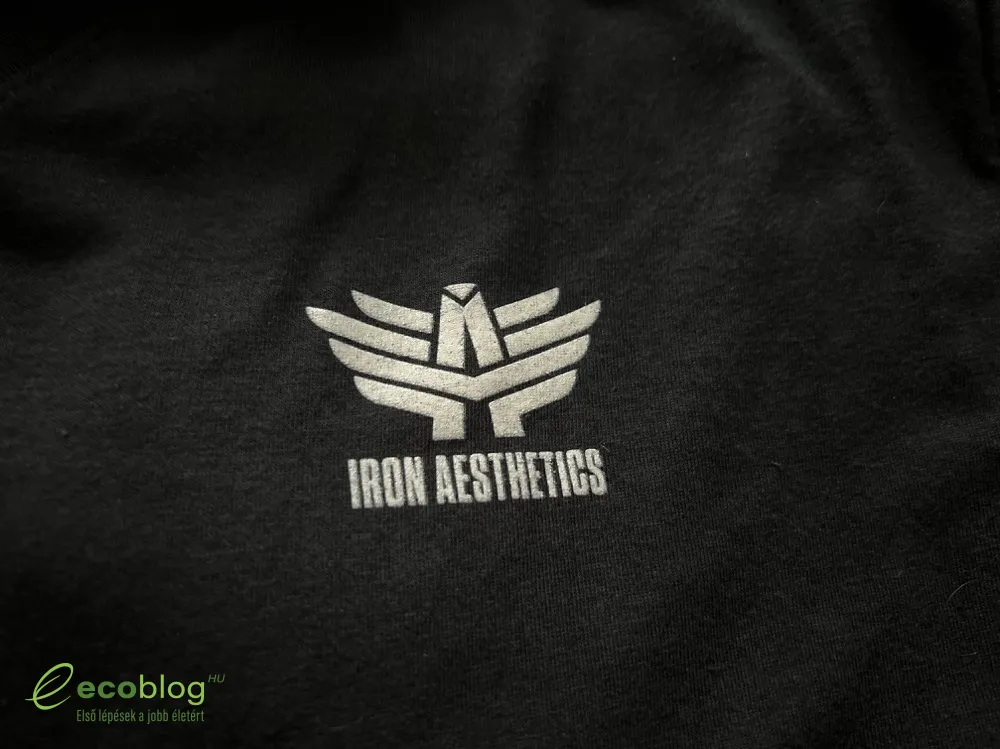 Iron Aesthetics csomag kibontva, fekete póló és pulóver