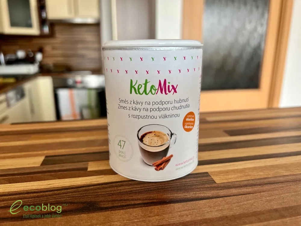 KetoMix instant kávé csomagolása az asztalon