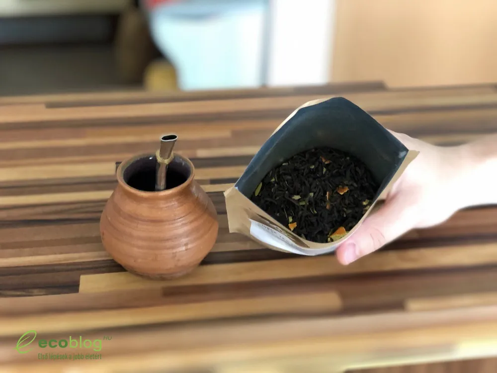 Felöntött Yerba Mate tea csészében citrommal